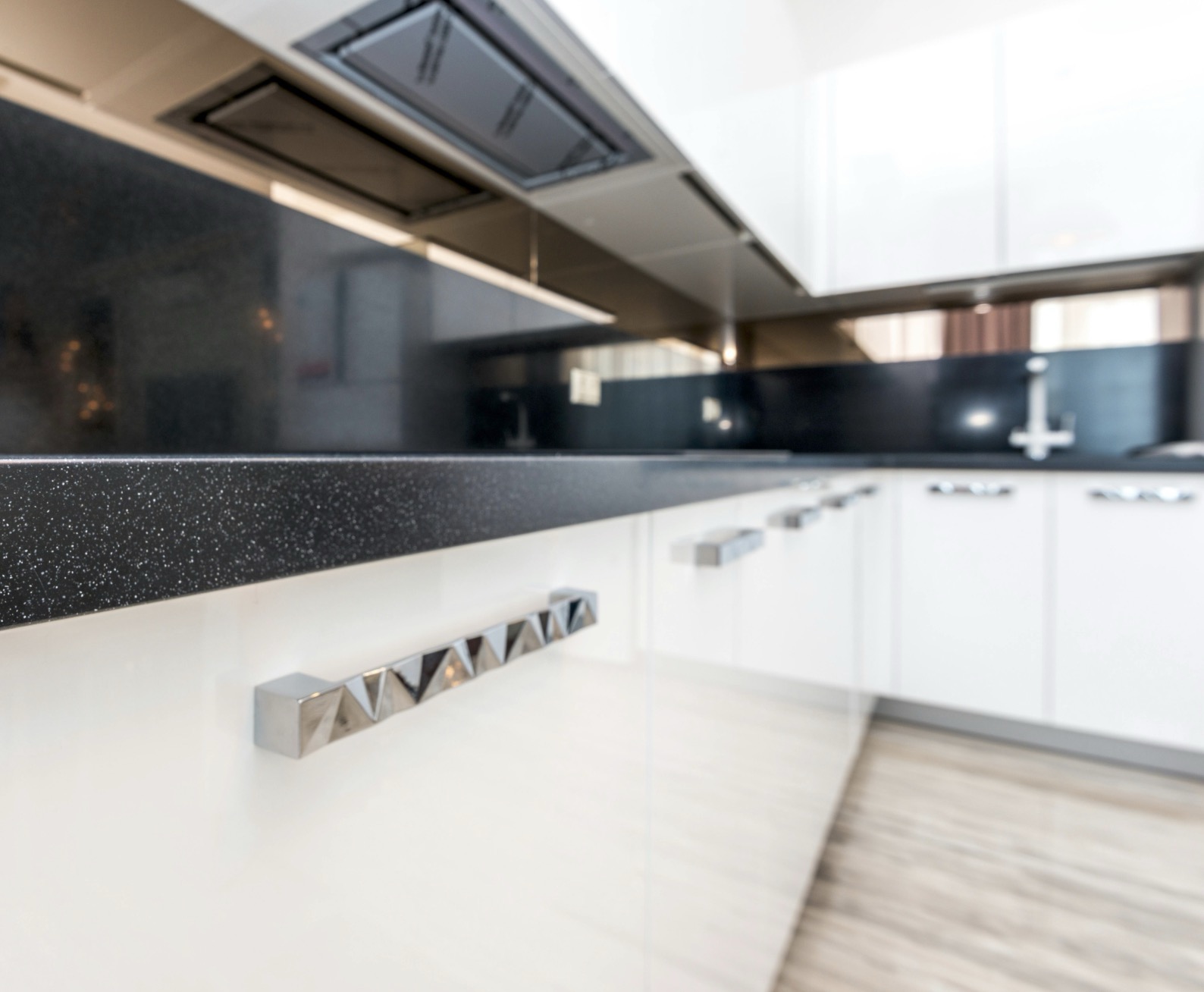 Kitchen Countertop Thickness in Granbury: 2cm vs 3cm, Mitered Edges, and What to Choose